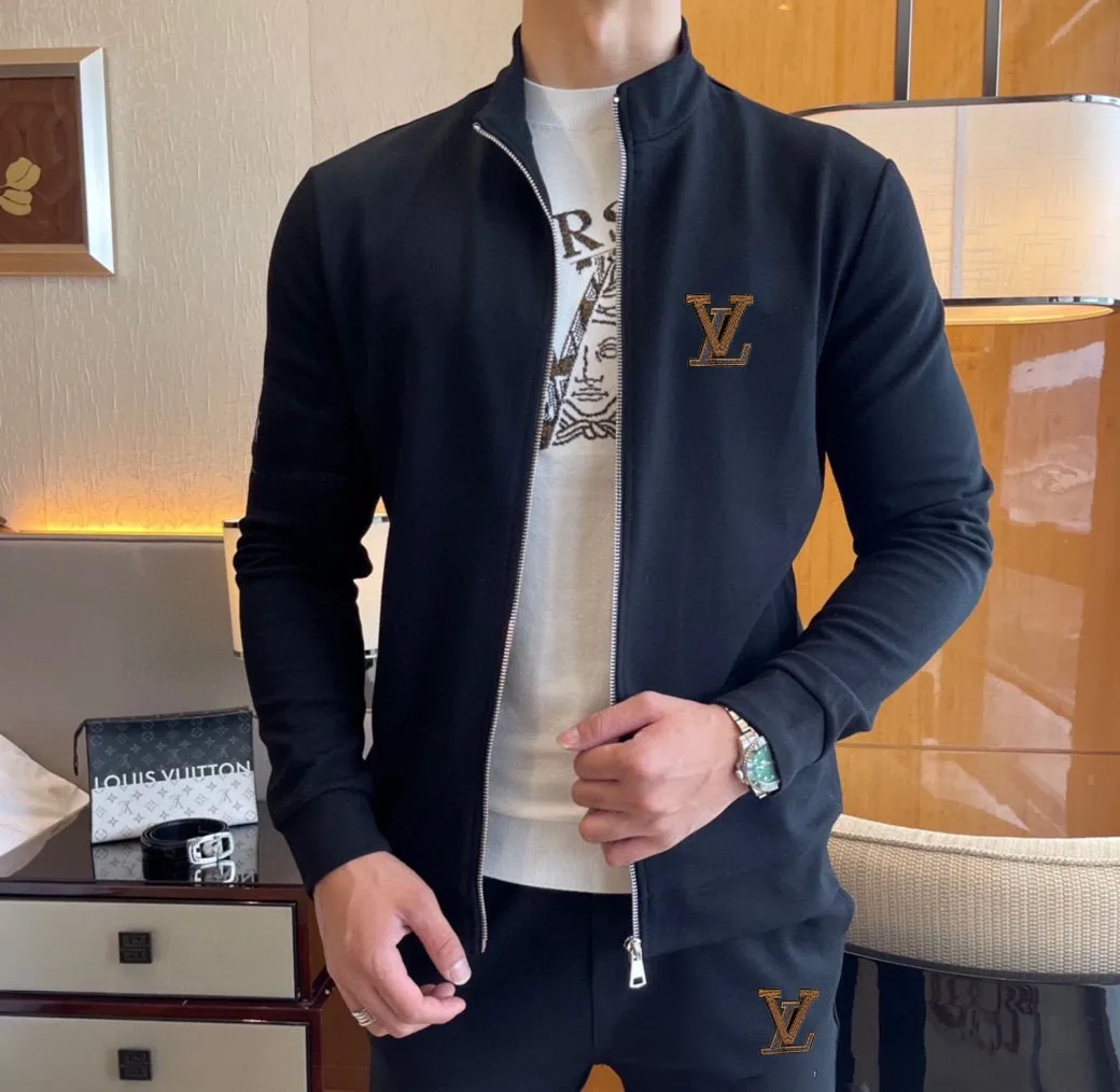 🅿️420 [LV Louis Vuitton] (Fat Man Gospel) hot-selling suit is coming. Focus on the original version of the official website. 2025 new hot-selling cardigan sweater suit. The original order is the best. 🇭🇰The meticulous work of top designers is dedicated to a fitting and perfect upper body effect. All-natural high-quality Roman cotton 100%, close-fitting comfort, noble and elegant! Original hardware embodies elegance and nobility! Counter size: M-5XL (maximum wear up to 220 pounds)